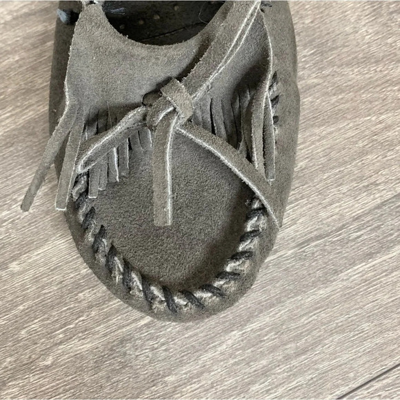 Minnetonka Kilty Moccasins Shoes Suede Leather Flats Gray Fringe western Size 6 - Picture 8 of 10